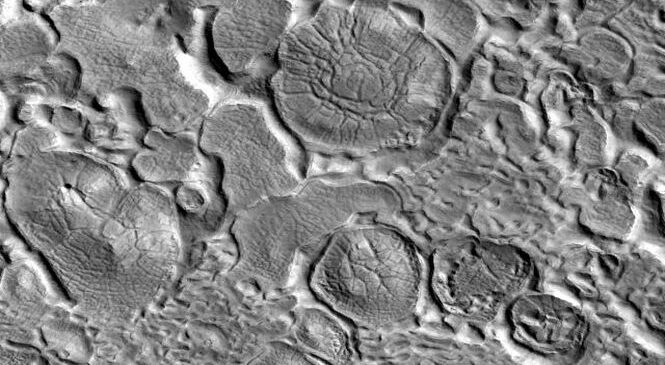 Интересные образования на поверхности Марса