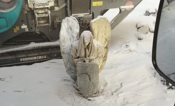 В Якутии откопали статую ангела со щитом и мечом: правда или нет?