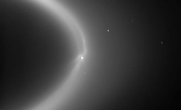 Энцелад выбрасывает частицы из подземного океана в космос