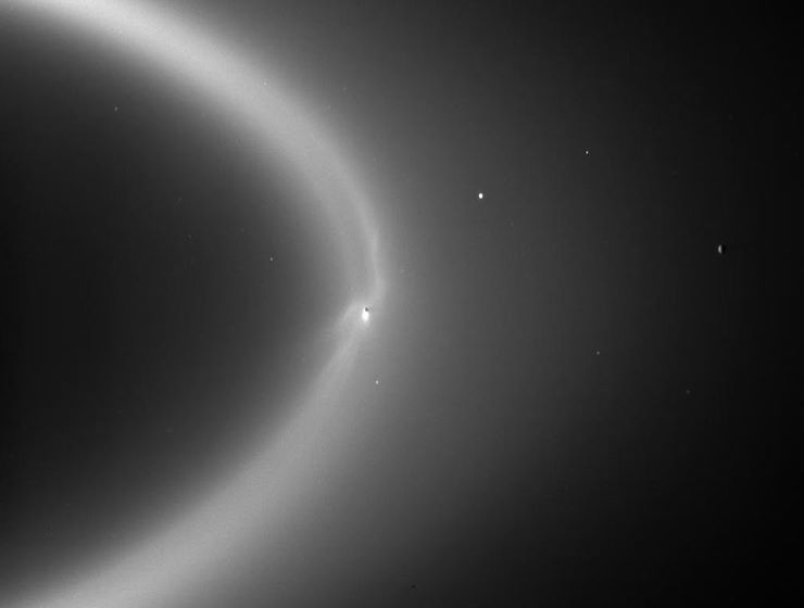Энцелад выбрасывает частицы из подземного океана в космос
