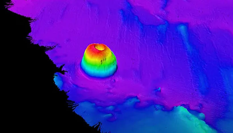 Подводный вулкан у берегов Калифорнии: необычное образование на дне Тихого океана