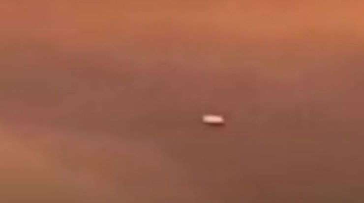 Сигарообразный НЛО над Калифорнией запечатлели из пассажирского самолета