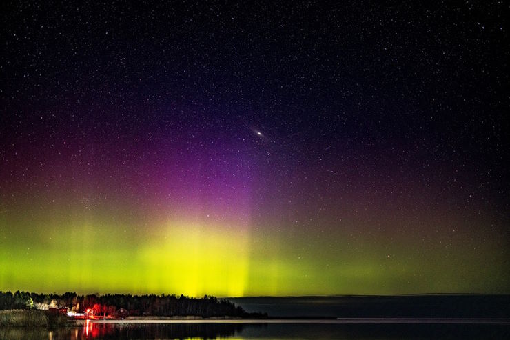 Загадочное северное сияние: магнитная буря вызвала красочное явление в ночном небе