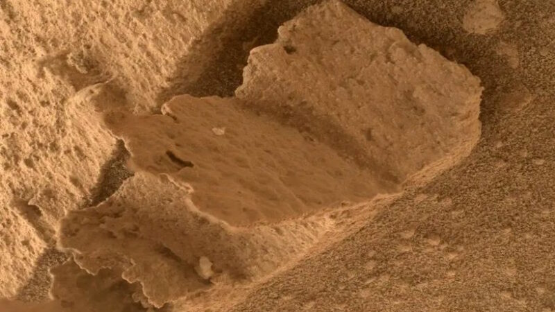 Марсоход Curiosity обнаружил камень, похожий на книгу