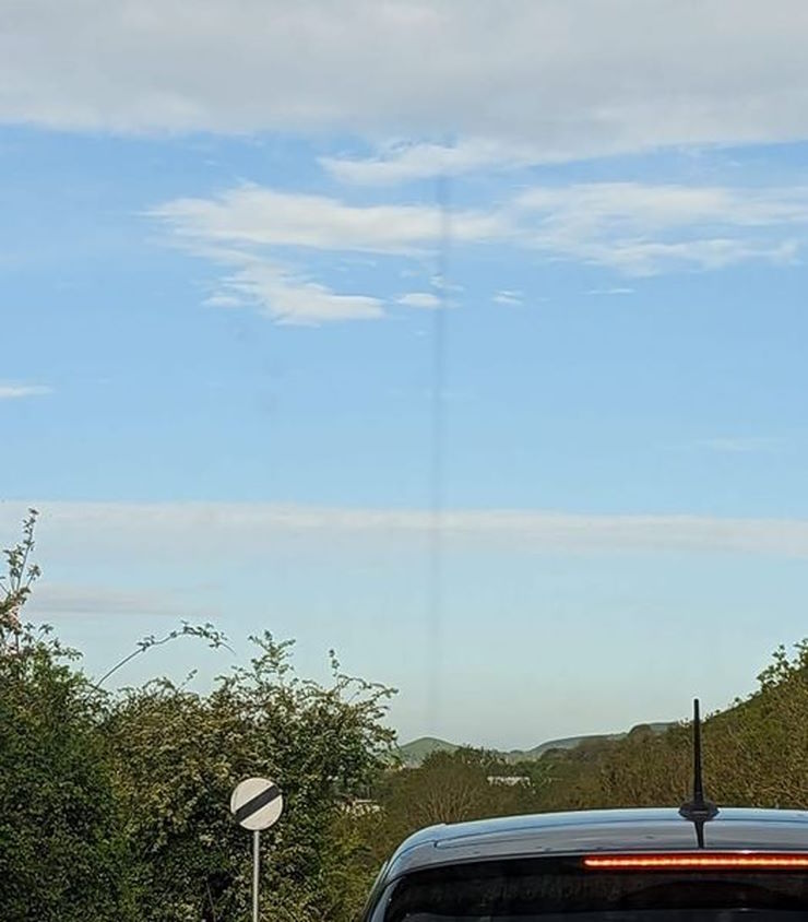 Черная вертикальная линия в британском небе: метеорологи пытаются разгадать загадку