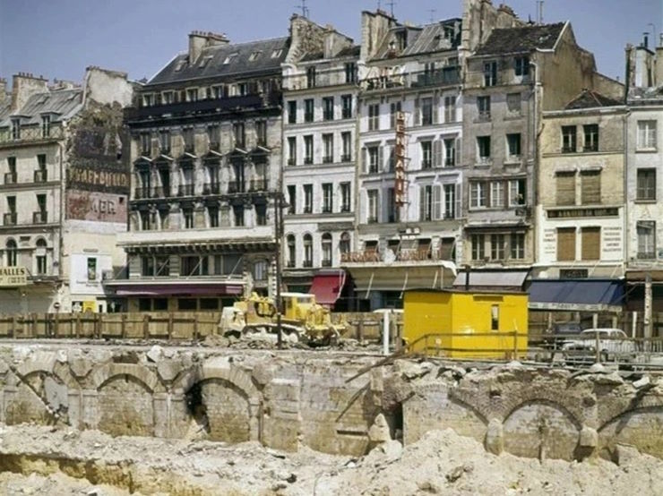 Неожиданные находки: старые здания под новым торговым центром в Париже