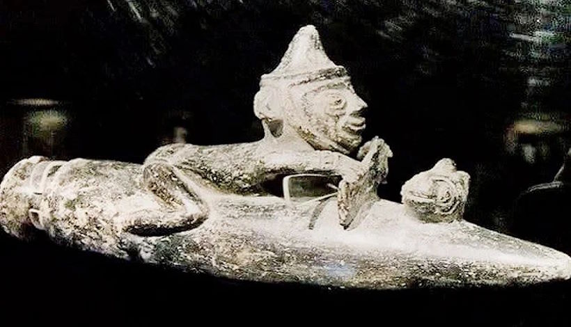 Фигурка из перуанского музея, которую учёные не могут объяснить. Артефакт, изображающий ракету, возрастом 6500 лет