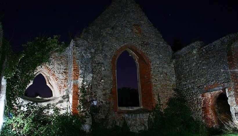 Руины церкви в Эссексе до сих пор используются для колдовства