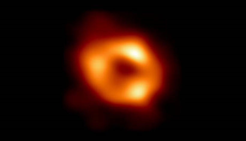 Черная дыра в нашей галактике «не дремлет»