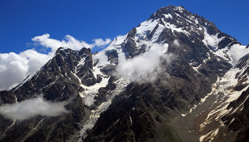 Поднимаясь на вершину горы Дыхтау, альпинистка почувствовала электрическую бурю и ее молоток раскалился