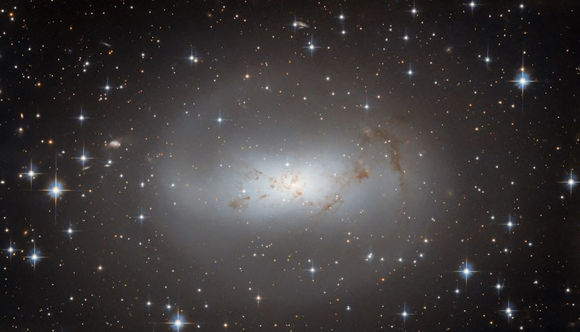 Телескоп Хаббл пролил свет на загадочную галактику