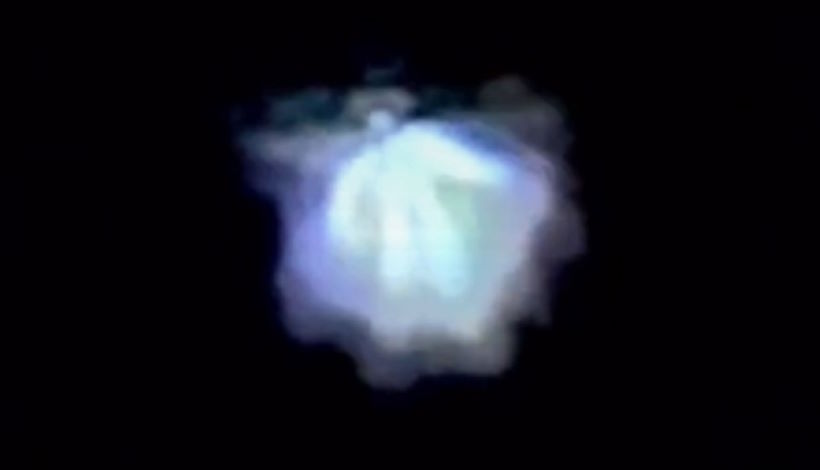 Астроном-любитель запечатлел в небе «ангелоподобное существо» размером с Луну