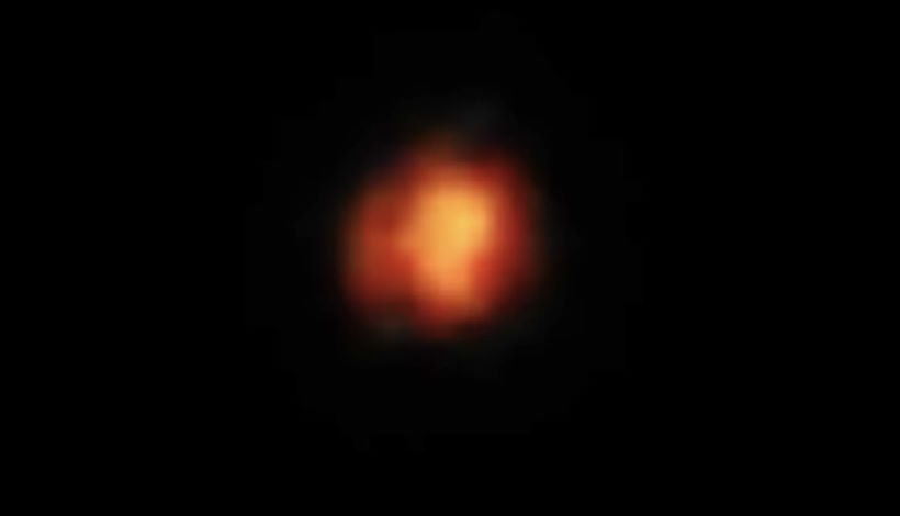 Эта красная "точка" - одна из первых галактик, которые когда-либо были замечены