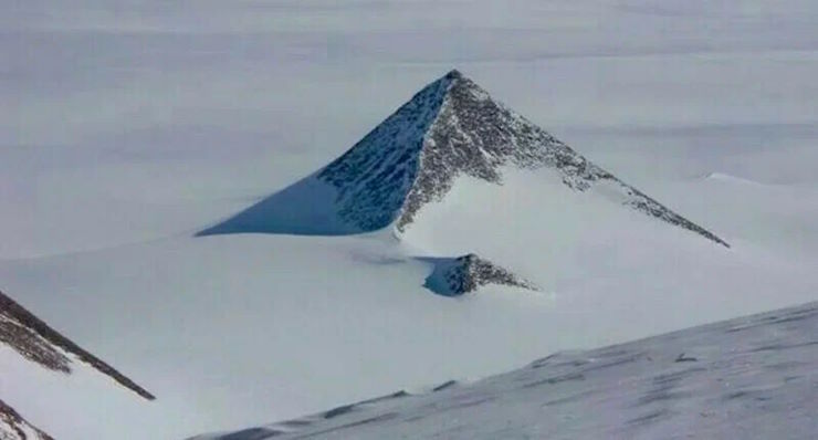 Инопланетяне здесь ни при чем: откуда в Антарктиде появилась пирамида идеальной формы?