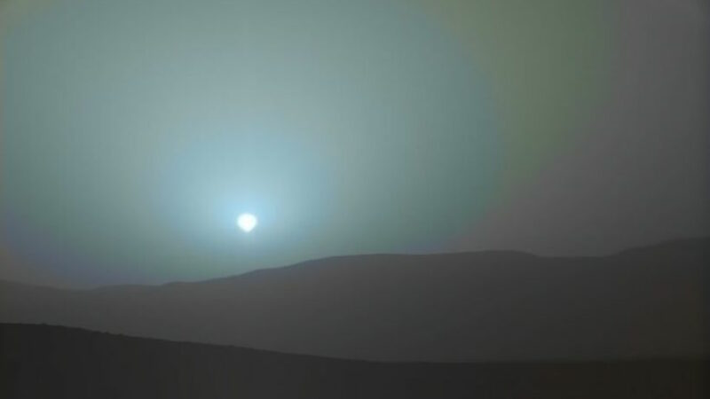 Таинственные марсианские закаты: Исследование впечатляющей голубой дымки Красной планеты