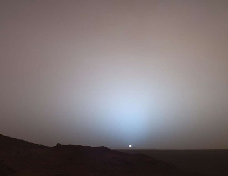 Таинственные марсианские закаты: Исследование впечатляющей голубой дымки Красной планеты