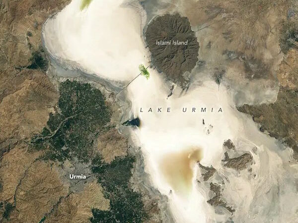 Озеро Урмия: Из огромного водоема в сухую солончаковую равнину