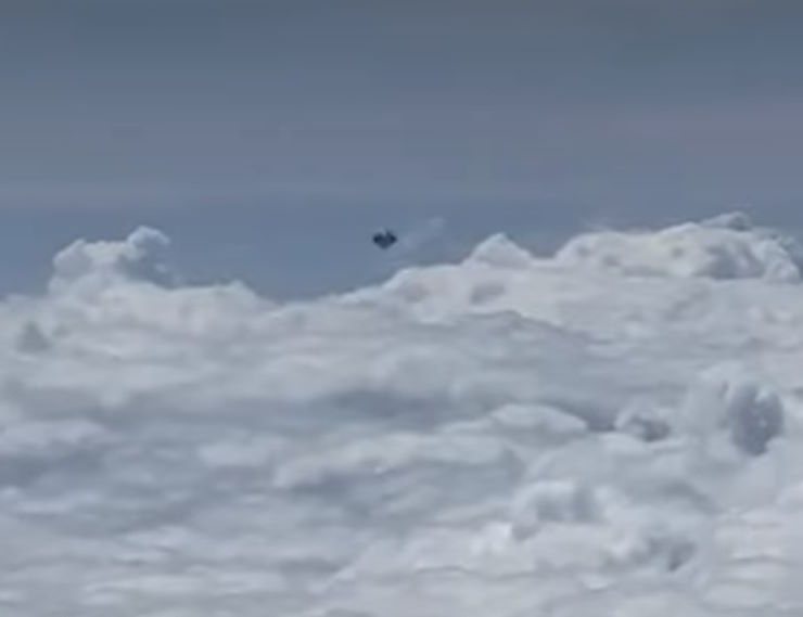 Загадочный «металлический» НЛО запечатлели пассажиры самолета в Колумбии