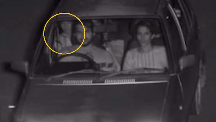 Дорожная камера зафиксировала "призрака" за спиной водителя автомобиля