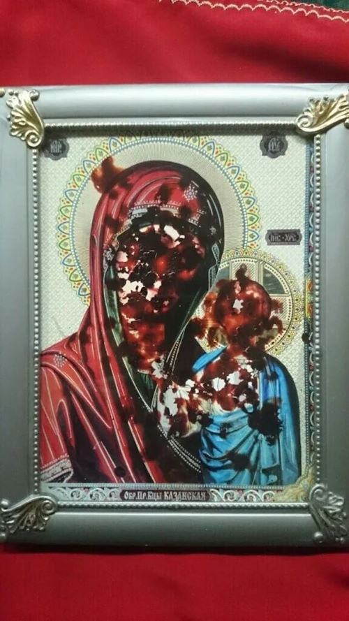 В Клину мироточат иконы, а в Америке обливается кровавыми слезами Богородица.