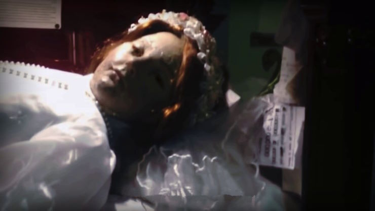 Девушка была мертва 300 лет, а потом открыла глаза: тайна моргающей мумии потрясла мир