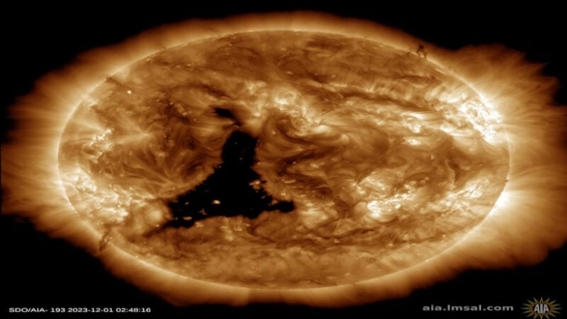 Первые волны выбросов на Солнце достигли Земли