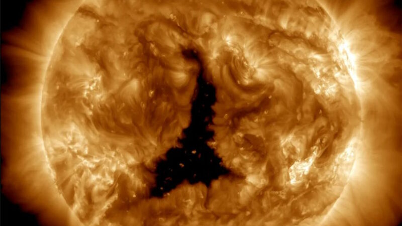 Солнечная корональная дыра направляет высокоскоростной солнечный ветер в сторону Земли