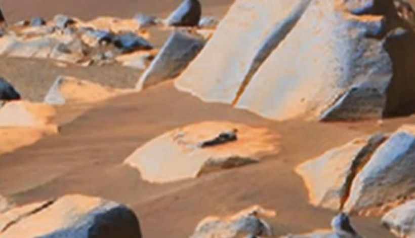 Инопланетянин наблюдает за марсоходом 