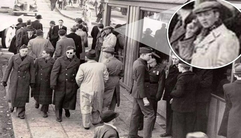 Путешественник во времени? Мужчина с мобильным телефоном на фотографии 1943 года