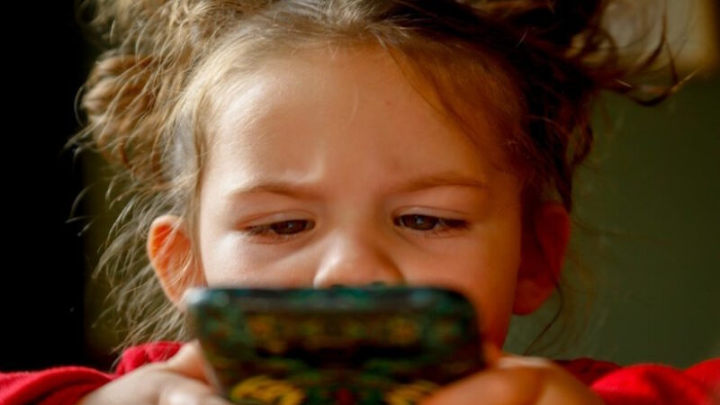 Время, проведенное за экраном для малышей младше 2 лет, может навредить их сенсорному развитию, показало исследование