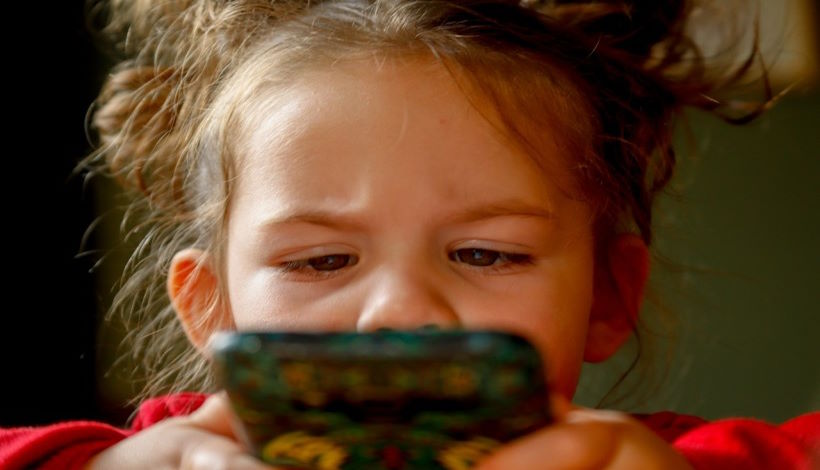 Время, проведенное за экраном для малышей младше 2 лет, может навредить их сенсорному развитию, показало исследование