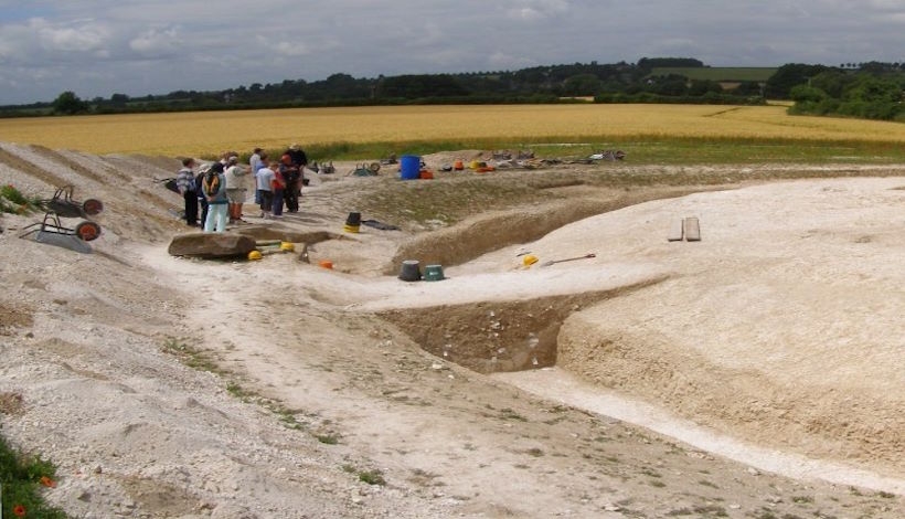 На англосаксонском кладбище обнаружена гробница возрастом 1 400 лет; останки девочки-подростка, похороненной с роскошными украшениями