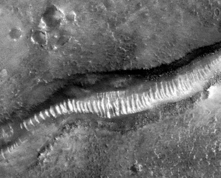 Кто построил гигантские трубы на Марсе?