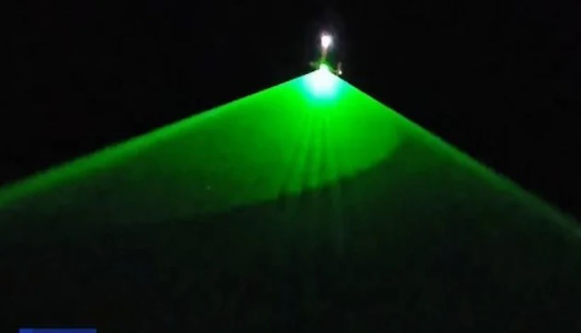 Таинственные самолеты появляются по ночам в США, сканируя местность зелеными лазерами