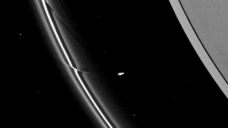Астроном Эмма Стивенсон: “Первый задокументированный случай”. НЛО длиной 1600 километров в Солнечной системе