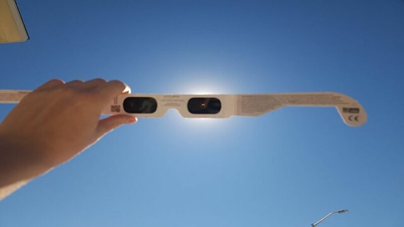 Как узнать, настоящие ли ваши солнечные очки, а не поддельные, накануне ожидаемого полного затмения?