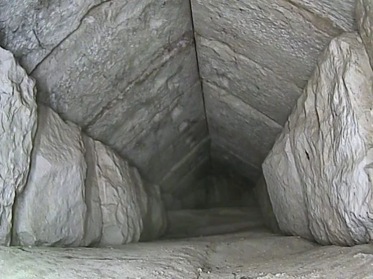 Коридор, обнаруженный в Великой пирамиде, "может быть защитой настоящей погребальной камеры"