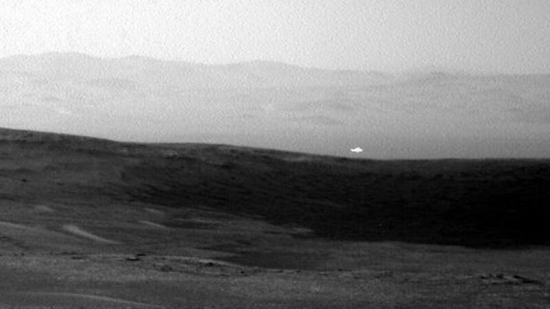 Светящиеся объекты на Марсе. Что марсоходы сфотографировали на соседней планете?