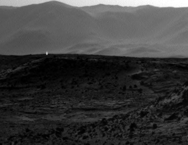 Светящиеся объекты на Марсе. Что марсоходы сфотографировали на соседней планете?