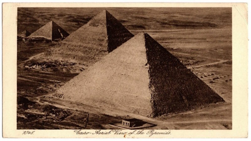 В 1938 году метеорологи стали свидетелями того, как одна из пирамид внезапно начала светиться.