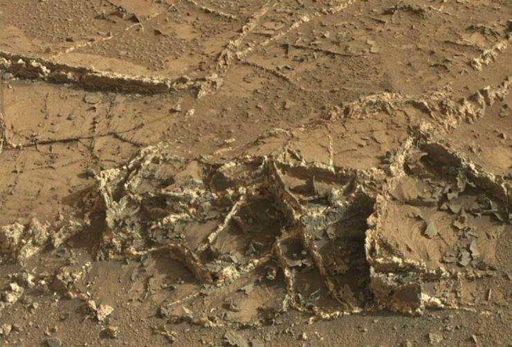 На Марсе обнаружен металлический объект. Учёные спорят о его происхождении