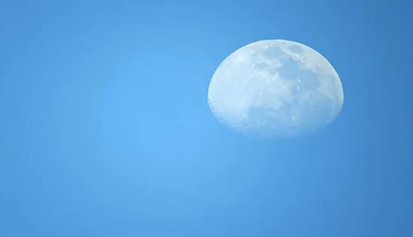 Почему Луну иногда видно в небе днем?