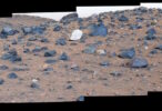 Странный камень на Марсе озадачил ученых своим цветом