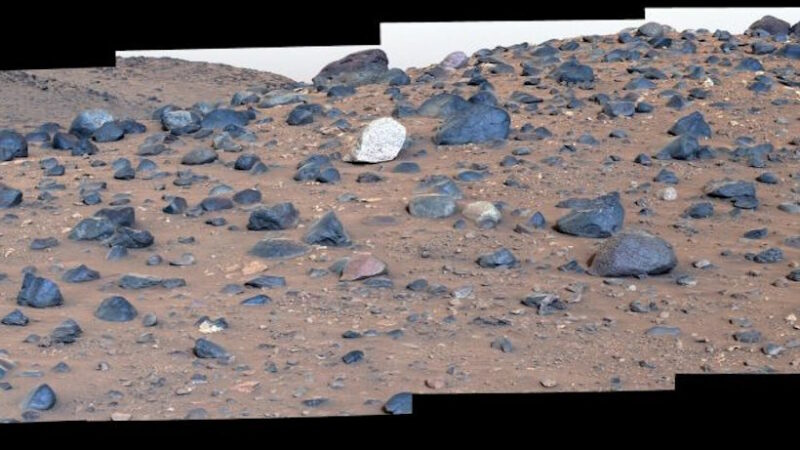 Странный камень на Марсе озадачил ученых своим цветом