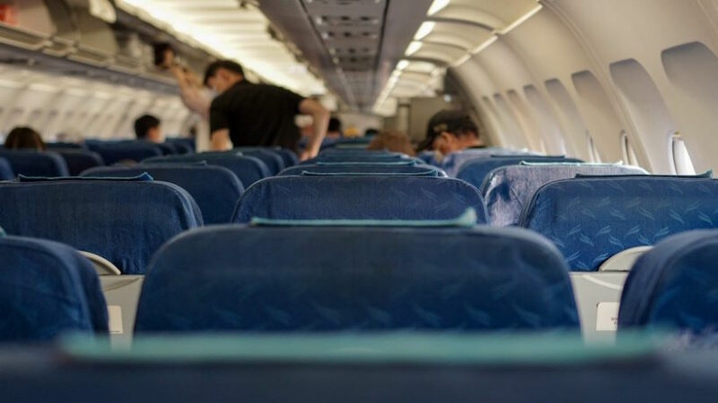 Не пейте во время перелетов: Употребление алкоголя в самолете вредно для сердца, показало исследовани