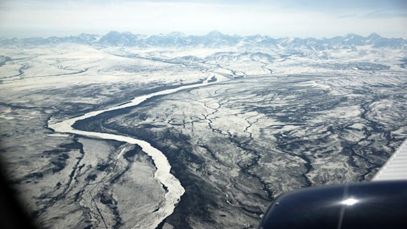 Таяние вечной мерзлоты на Аляске делает реки токсичными: ярко-оранжевые воды видны из космос