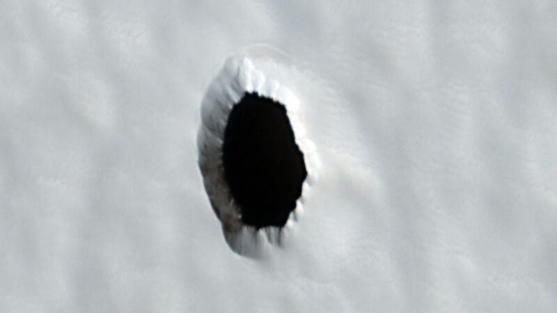 Обнаружена загадочная марсианская дыра