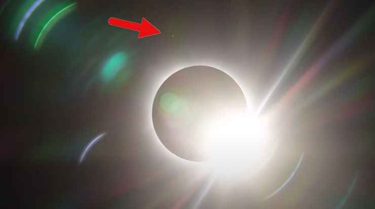 Неопознанные объекты, снятые на видео аэрокосмическим инженером во время солнечного затмени