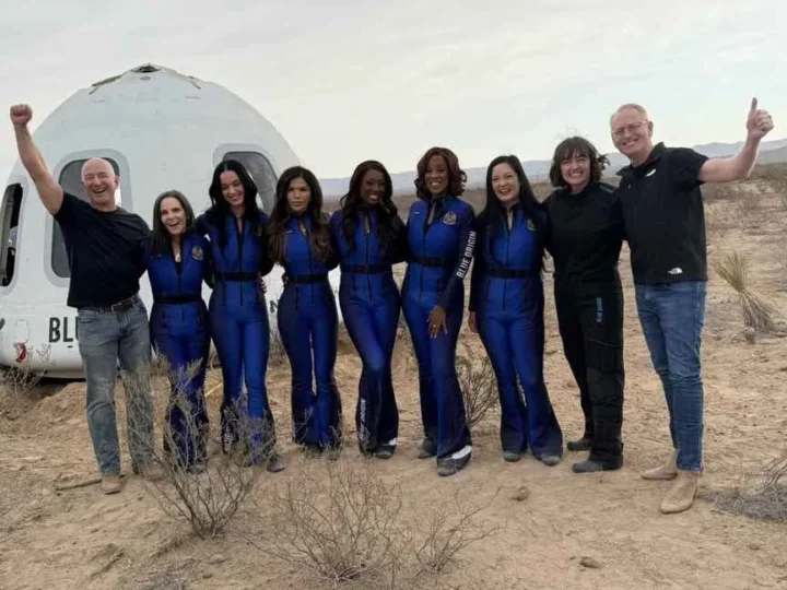 «Высший кайф»: как Кэти Перри и первый женский экипаж Blue Origin покорили космос