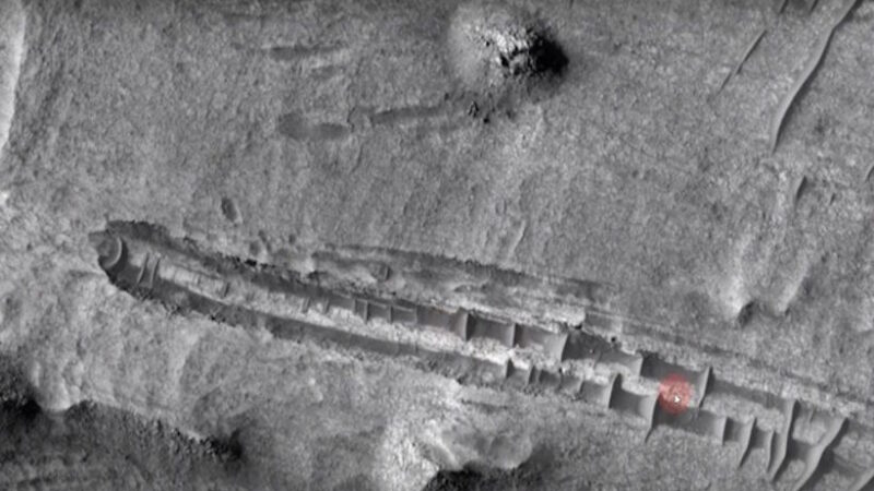 Марсианская аномалия: HiRISE сфотографировал дискообразный объект в каньоне Кондор
